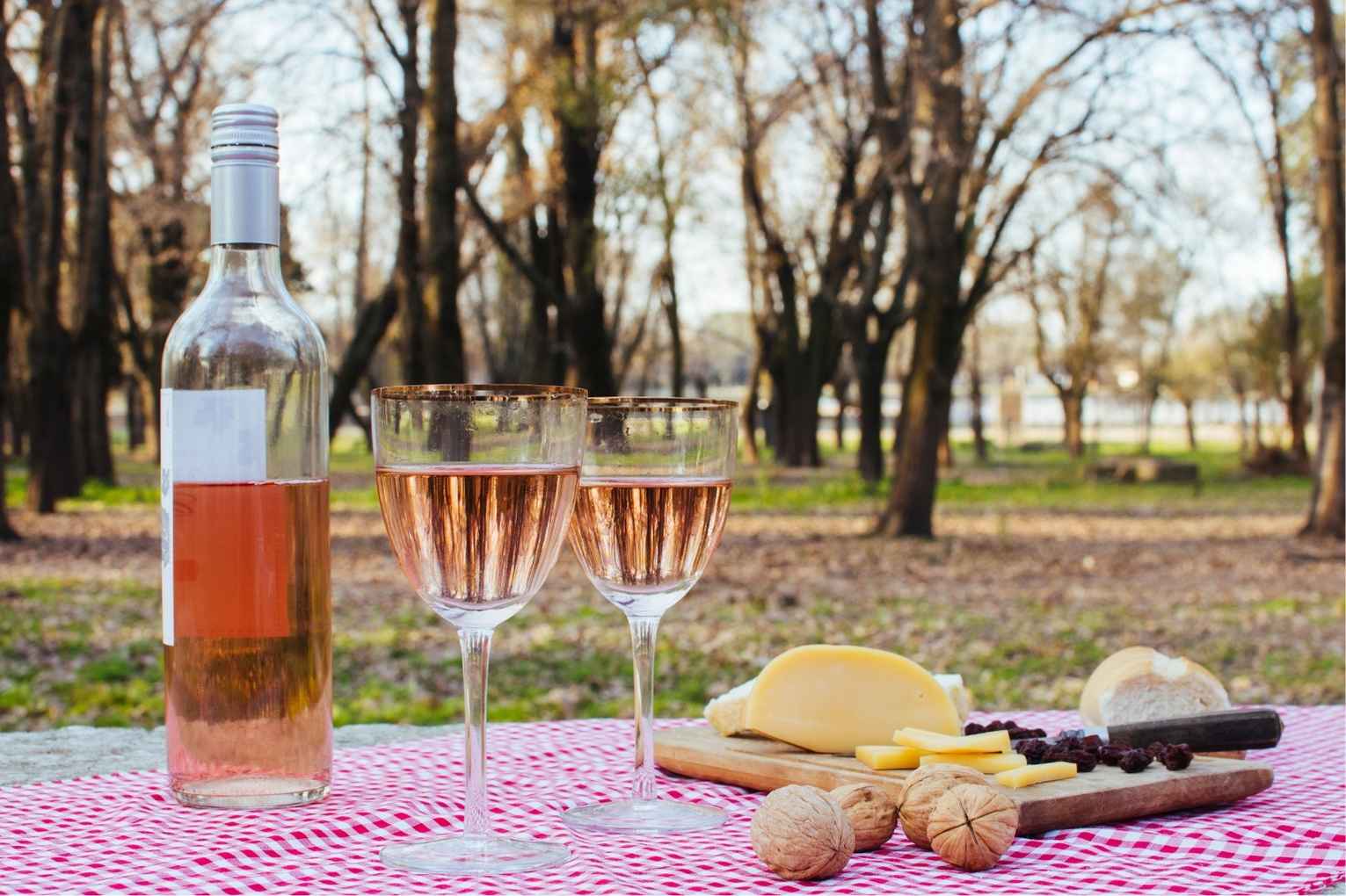 ¿Qué Vino Beber Este Verano? Guía 2026 de Rosados, Blancos y Tintos Frescos de Jumilla